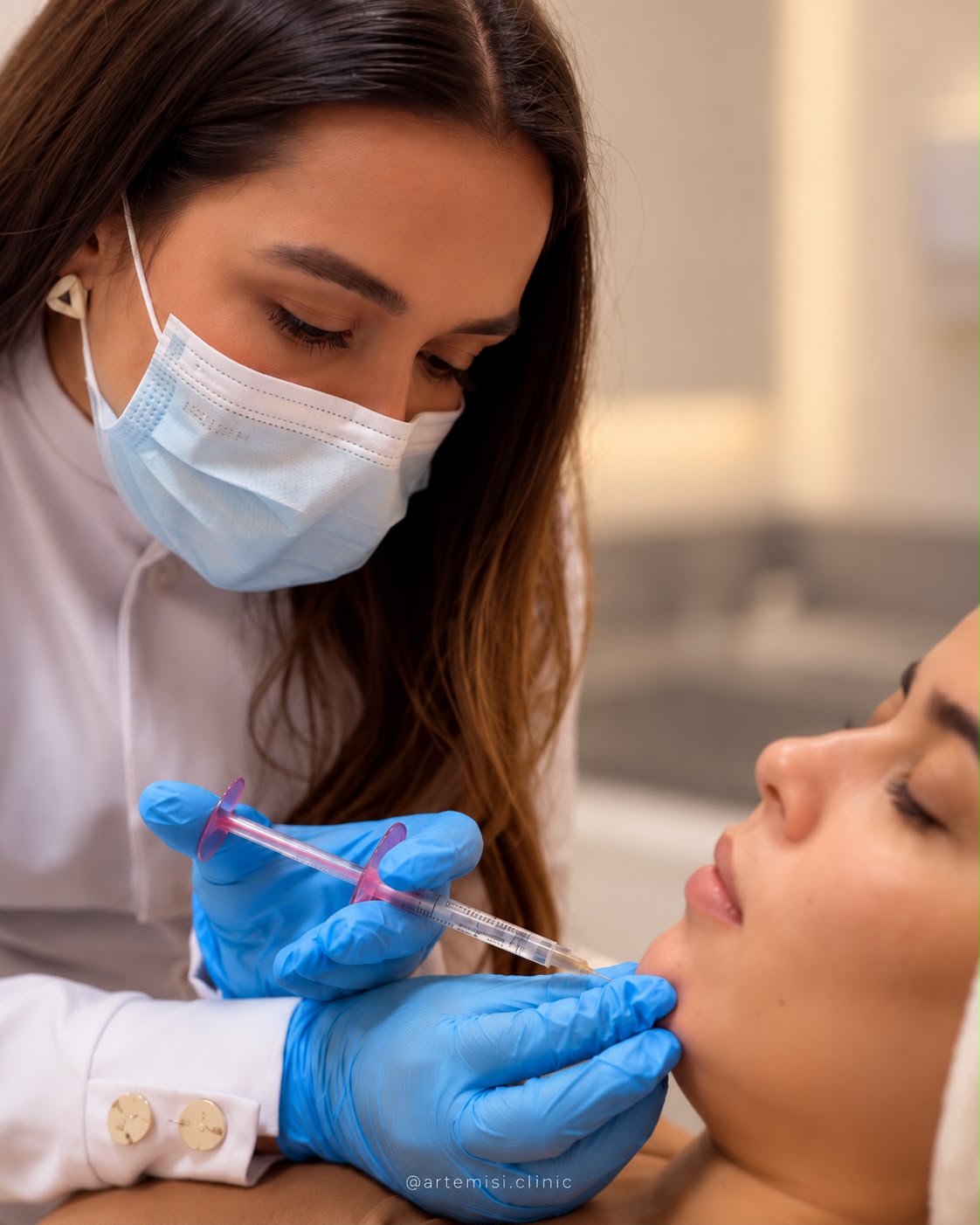 Atendimento de preenchimento facial na Artemisi
